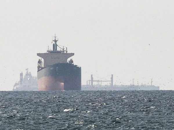 ایران نے پاکستانی پرچم بردار 20 جہازوں کو آبنائے ہرمز سے گزرنے کی اجازت دیدی، اسحاق ڈار