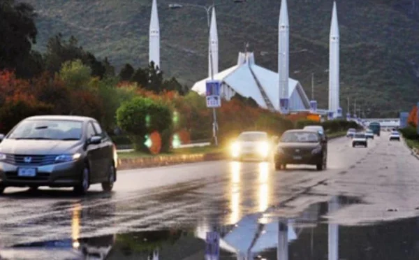 اسلام آباد میں تیز ہوا کے ساتھ بارش ، موسم خوشگوار