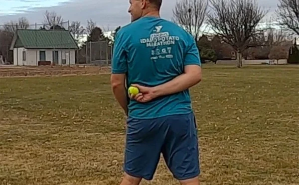 طویل فاصلے سے پیٹھ کے پیچھے ٹینس بال کیچ، نیا عالمی ریکارڈ قائم