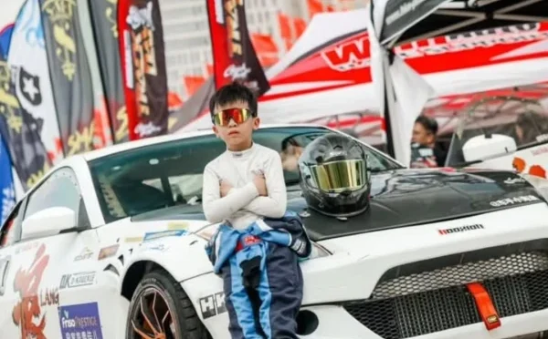 سب سے کم عمر پیشہ ور ریسر ، 5 سال کی عمر میں ڈرائیونگ لائسنس ملاتھا