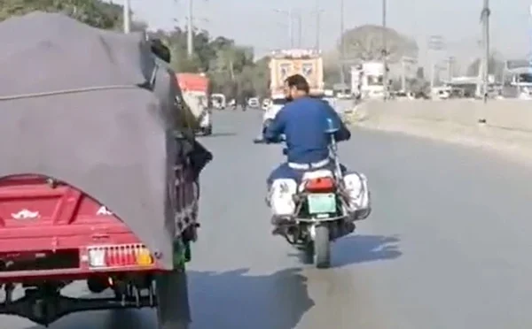 قانون کی خلاف ورزی ٹریفک پولیس وارڈن کو مہنگی پڑ گئی، ویڈیو وائرل