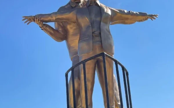 ٹرمپ اور ایپسٹین کا مزاحیہ مجسمہ واشنگٹن میں نصب