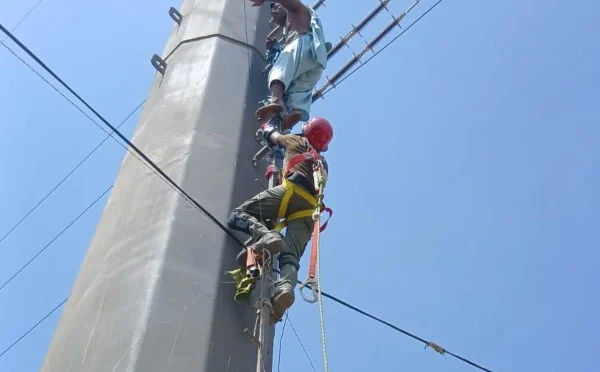 کراچی میں گھریلو مسائل سے تنگ شہری ہائی ٹینشن لائن کے پول پر چڑھ گیا