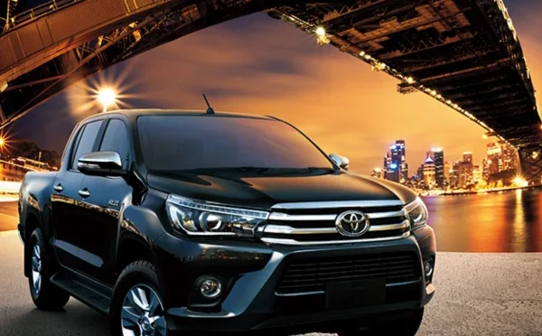 کراچی: ملیر میں ویگو گاڑی پل سے گر گئی،  2 بچے جاں بحق، 3 افراد زخمی