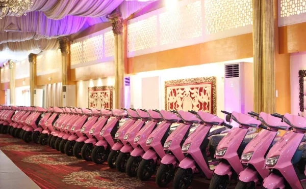 عالمی یومِ خواتین پر حکومت سندھ کا اقدام؛  300 پنک الیکٹرک اسکوٹیز خواتین میں تقسیم