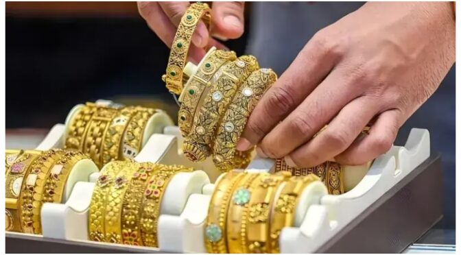 سونے کی فی تولہ قیمت میں 1100 روپے کا اضافہ