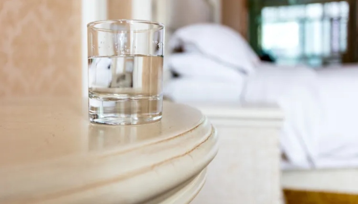 رات کو سونے سے قبل پانی پینے کے فوائد اور نقصانات جان لیں