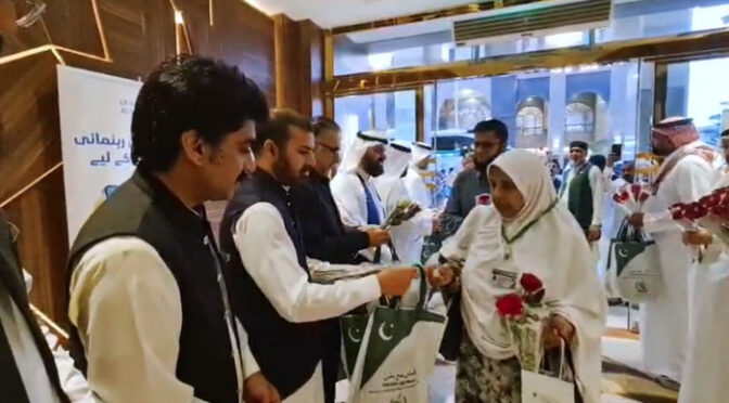 پاکستانی عازمینِ حج کی پہلی پرواز مدینہ منورہ پہنچ گئی، حج مشن نے شاندار استقبال کیا