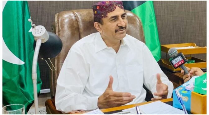 میٹرک امتحانات: وزیر بورڈ کا لیاری کے اسکول کا دورہ، بڑی تعداد میں طلبا نقل کرتے پکڑے گئے