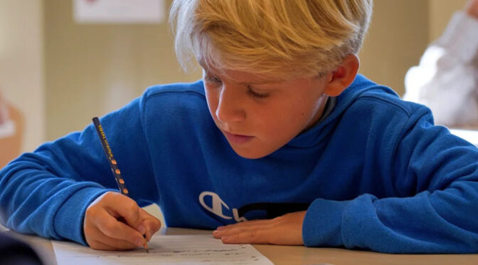 سوئیڈن کا اسکولوں کو روایتی کتابوں، کاپیوں اور قلم کی طرف واپس لانے کا فیصلہ