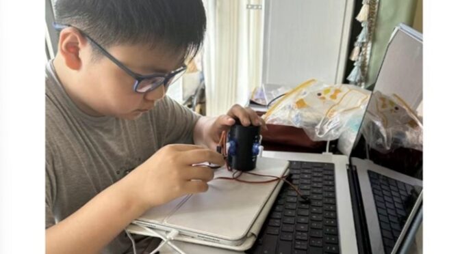 وہ بچہ جس نے 14 سال کی عمر میں اپنے ہاتھ سے طیارے کا فعال انجن تیار کرلیا