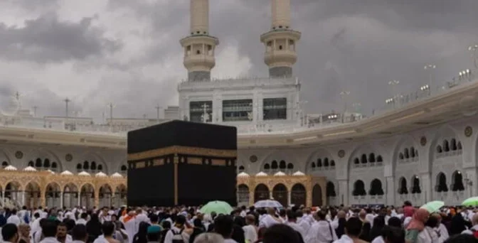 مکہ مکرمہ کے آسمان پر خوبصورت بادلوں کے ڈیرے، موسم خوشگوار