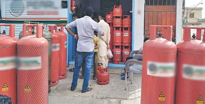 مہنگی ایل پی جی سے ستائے عوام کے لیے اچھی خبر، قیمت میں بڑی کمی کا اعلان