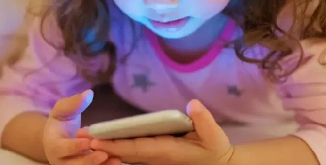 زیادہ اسکرین ٹائم آپ کے بچے کو کس طرح متاثر کررہا ہے؟