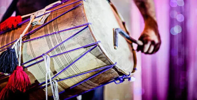 باپ کا بیٹی کی طلاق پر ڈھول اور تاشے بجا کر استقبال، مٹھائیاں بھی بانٹیں