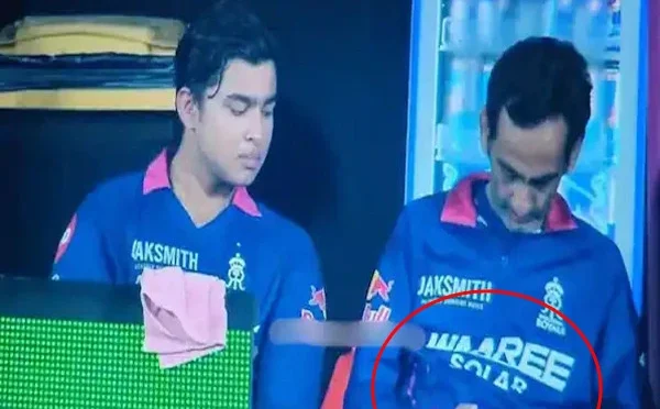 آئی پی ایل: ٹیم منیجر ڈگ آؤٹ میں شرمناک حرکت کرتے پکڑا گیا