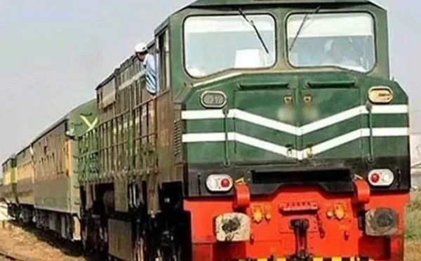 ریلوے کے پاس بوگیوں کی کمی، مسافر جان خطرے میں ڈال کر چھتوں پہ سفر کرنے پر مجبور