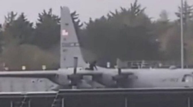 امریکی فوجی طیارے کو ہتھوڑا مار کر نقصان پہنچانے کے الزام میں ایک شخص گرفتار