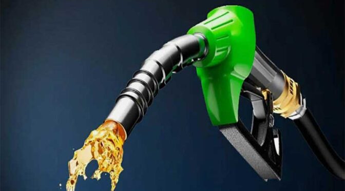 پاکستان میں بھی پیٹرولیم مصنوعات کی قیمتوں میں بڑی کمی متوقع