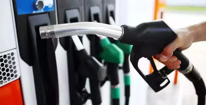 پیٹرول کتنے روپے سستا ہوگا؟ وزیراعظم نے عوام کو خوشخبری سنا دی