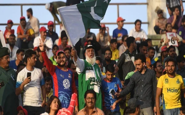 وزیراعظم نے پی ایس ایل کے پلے آف میچز میں تماشائیوں کو اسٹیڈیم آنے کی اجازت دے دی