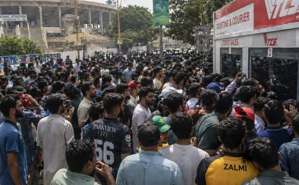 پی ایس ایل: کوالیفائر کیلیے ٹکٹ خریدنے کی کوشش کرنے والے رل گئے