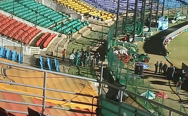 پی ایس ایل: نیشنل اسٹیڈیم حادثے میں زخمی ہونے والے ملازمین کی حالت اب کیسی ہے؟