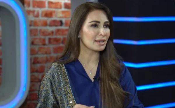 زیادہ پھل اور سبزیاں کھانا عام طور پر صحت مند عادت سمجھی جاتی ہے مگر ایک نئی تحقیق کے مطابق ان پر موجود کیڑے مار ادویات کی باقیات پھیپھڑوں کے کینسر کا سبب بن سکتی ہے۔  سائنس ڈیلی کی رپورٹ میں بتایا گیا کہ محققین کو تحقیق میں معلوم ہوا کہ امریکا میں 50 سال سے کم عمر وہ افراد جو سگریٹ نہیں پیتے مگر نسبتاً زیادہ صحت بخش غذا (جیسے پھل اور سبزیاں) کھاتے ہیں، ان میں پھیپھڑوں کے کینسر کا خطرہ بڑھ سکتا ہے۔  تحقیق کی سربراہی کرنے والے ڈاکٹر جورج نیواکا کہنا تھا کہ تحقیق ظاہر کرتی ہے کہ تمباکو نوشی نہ کرنے والے نوجوان جو عام لوگوں کے مقابلے میں زیادہ صحت مند خوراک لیتے ہیں، ان میں پھیپھڑوں کے کینسر کا امکان زیادہ ہو سکتا ہے۔  انہوں نے کہا کہ یہ ’حیران کن نتائج‘ محققین کے لیے سوالات کھڑے کرتے ہیں۔  ڈاکٹر نیوا کے مطابق غیر نامیاتی (نان آرگینک) پھل، سبزیاں اور اناج میں کیڑے مار ادویات کی باقیات زیادہ ہو سکتی ہیں، جس سے یہ خدشہ پیدا ہوتا ہے کہ یہی زہریلے اجزاء نوجوانوں میں کینسر کی ایک پوشیدہ وجہ ہو سکتے ہیں۔