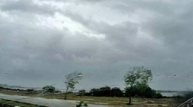 موسم نے خوشگوار رخ اختیار کر لیا،لاہور کے آسمان پر بادل منڈلانے لگے