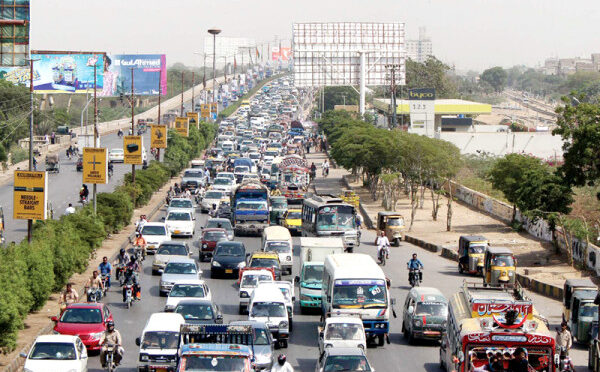 کراچی کی مصروف ترین شارع فیصل پر گاڑیوں کے لیے نئی حد رفتار مقرر