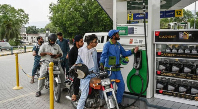 ایک لیٹر پیٹرول پر 153 اور ہائی اسپیڈ ڈیزل پر 116 روپے ٹیکسز اور منافع جات کی وصولی کا انکشاف