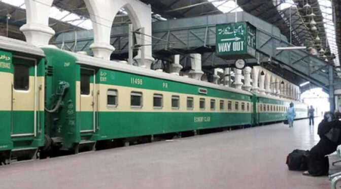 8 ارب روپے سے زائد خسارہ ختم، دو سال میں ریلوے منافع بخش ادارہ بن گیا