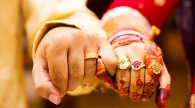 شادی کے موقع پر جوڑے کا ایک دوسرے سے ریسلنگ مقابلہ، ہارنے والا زندگی بھر گھریلو کام کرے گا
