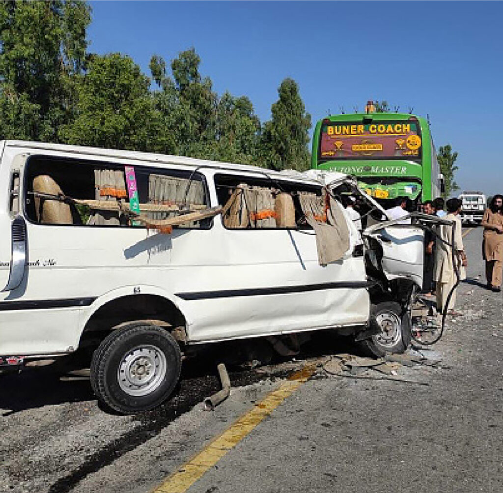 سوات صوابی موٹروے پر خورو کوٹھے کے مقام پر ٹریفک حادثہ، ریسکیو 1122 کے مطابق ہلاکتوں کی تعداد 17 ہو گئی