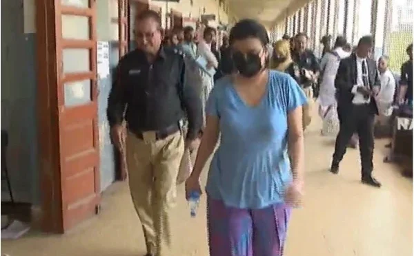 پاکستان نے مقامی طور پر تیار فتح 4 گراؤنڈ لانچڈ کروز میزائل کا کامیاب تجربہ کیا ہے۔  پاک فوج کے شعبہ تعلقات عامہ (آئی ایس پی آر) کے مطابق مقامی طور پر تیار فتح 4 گراؤنڈ لانچڈ کروز میزائل کا کامیاب تجربہ کیا گیاہے جو جدید ترین نیویگیشنل معاون نظام سے لیس ہے۔   آئی ایس پی آر کے  مطابق فتح 4 طویل فاصلے تک انتہائی درستی کے ساتھ اہداف کو نشانہ بنانے کی صلاحیت رکھتا ہے۔   آئی ایس پی آر کے مطابق آرمی راکٹ فورس کمانڈ کے سینئر افسران نے کروزمیزائل تجربے کا مشاہدہ کیا۔   آئی ایس پی آر کے مطابق صدرِ مملکت، وزیرِ اعظم ، چیف آف ڈیفنس فورسز، پاک فضائیہ اور بحریہ کے سربراہان نے فتح 4 کے کامیاب تجربےکو سراہا۔