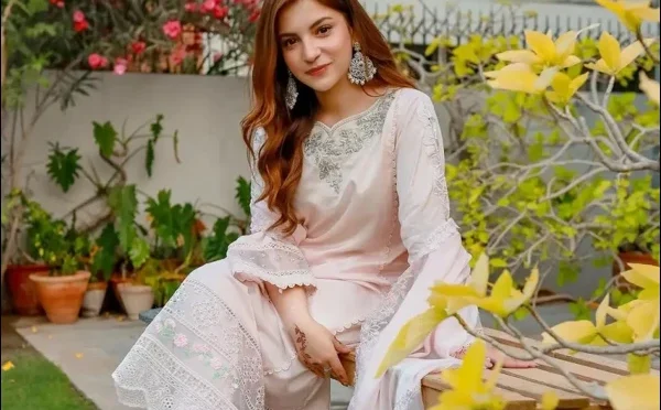 محبت کے لیے کیریئر قربان نہیں کروں گی، دنانیر مبین کا دوٹوک اعلان