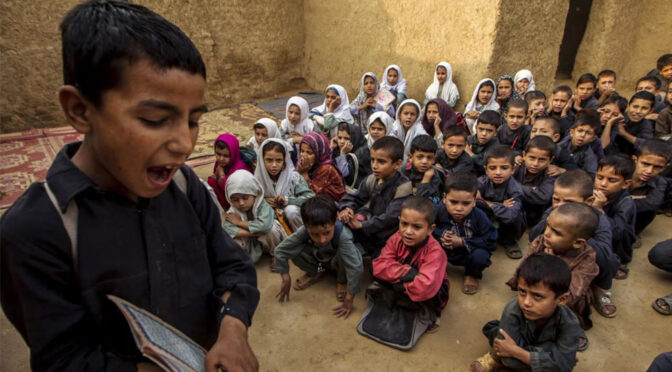 پاکستان میں اڑھائی کروڑ سے زائد بچے اسکولوں سے باہر ہیں، وزارت تعلیم