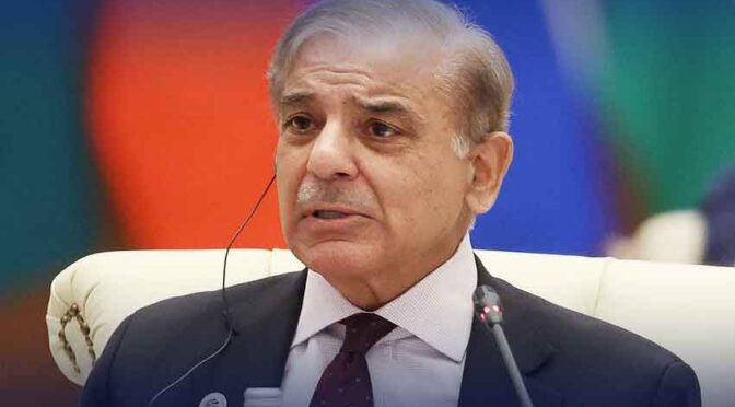 وزیراعظم گلگت پہنچ گئے، گورنر اور وزیراعلیٰ سے الگ الگ ملاقاتیں