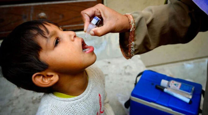 ملک بھر میں انسدادِ پولیو مہم کا آغاز، کروڑوں بچوں کو قطرے پلانے کا ہدف