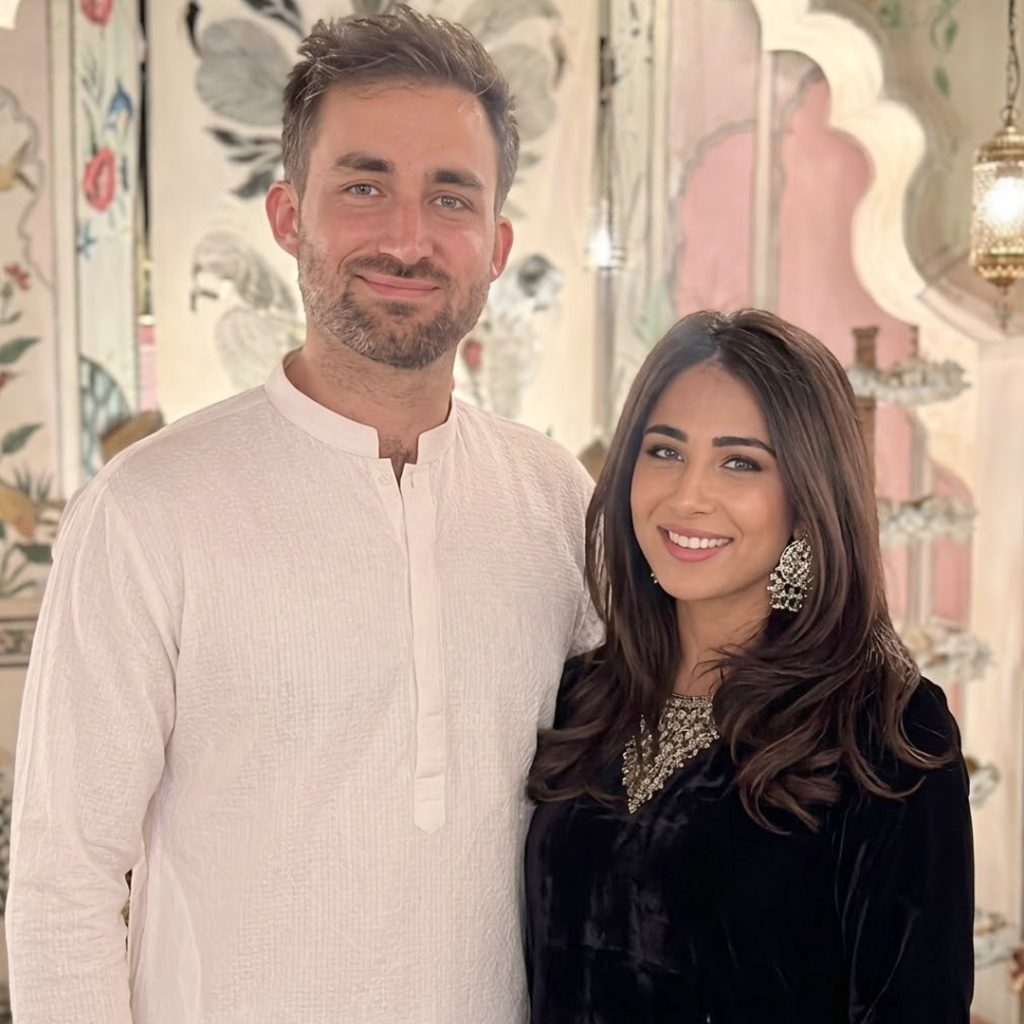 اشنا شاہ شوہر حمزہ امین کے ساتھ پہلے بچے کی آمد سے قبل بیرون ملک روانہ