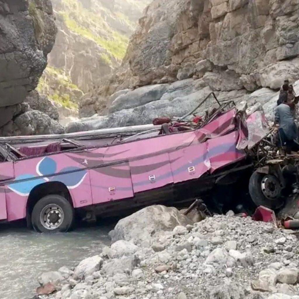 بلوچستان، ژوب کے قریب مسافر بس کھائی میں گرنے سے 40 افراد جاں بحق