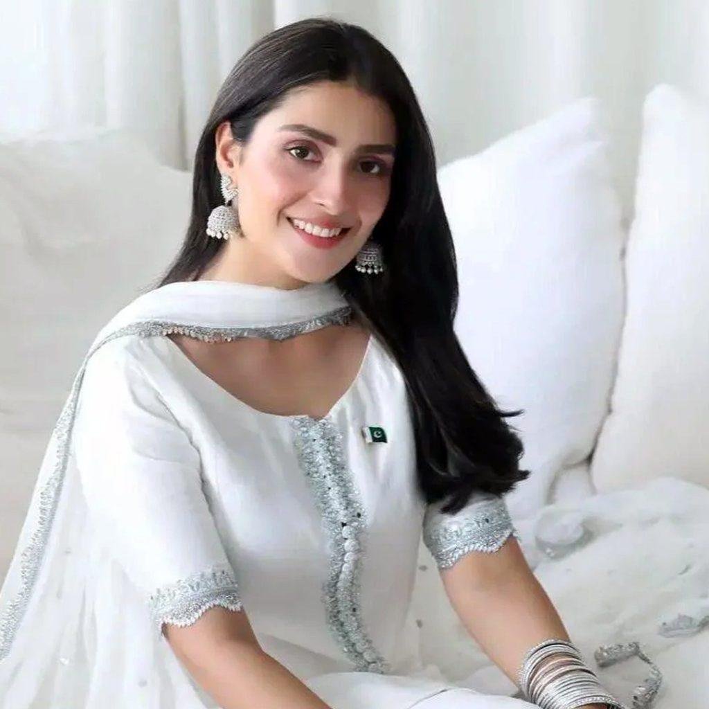عائزہ خان کا 90s کِڈز کے لیے پیغام ہم نے ChatGPT کے بغیر ڈگریاں مکمل کیں