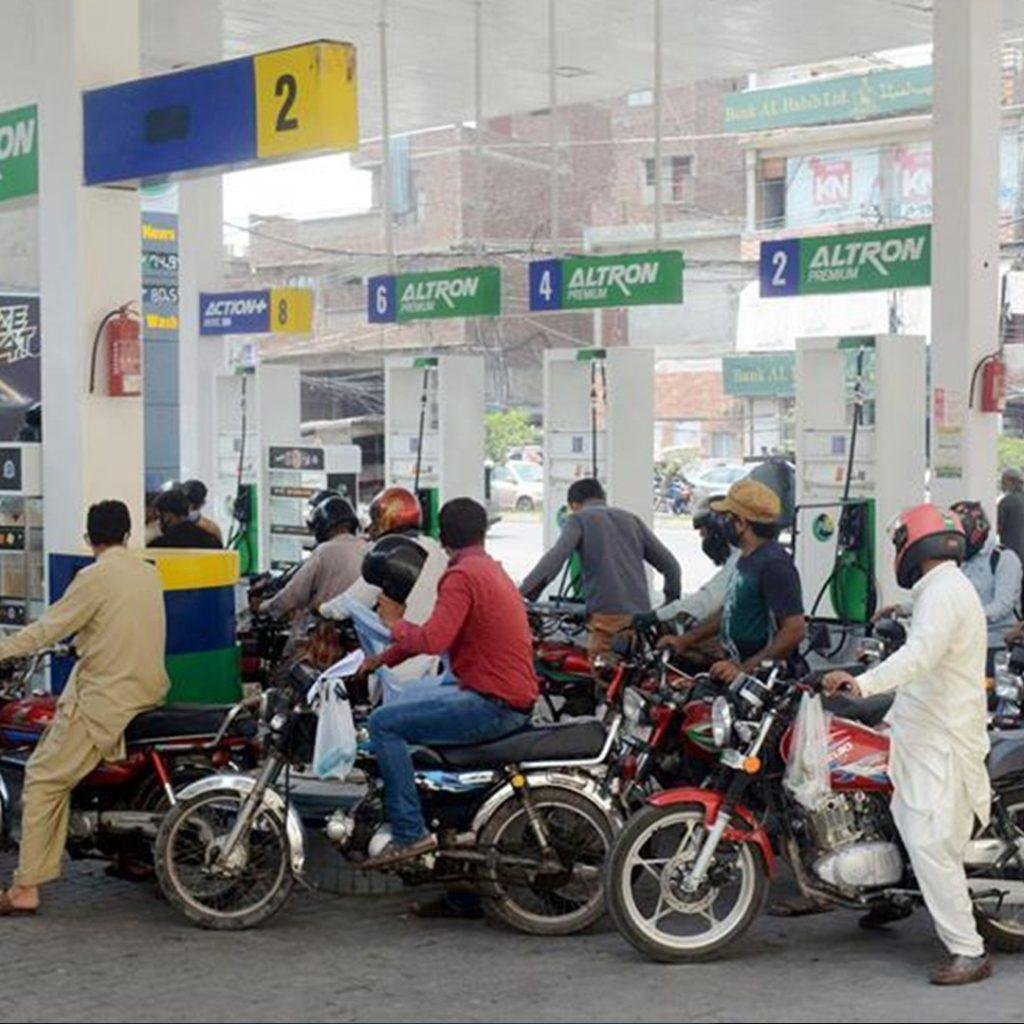 پاکستان میں پیٹرول کی کوئی قلت نہیں، ذخیرہ اندوزی سے گریز کریں: حکومت