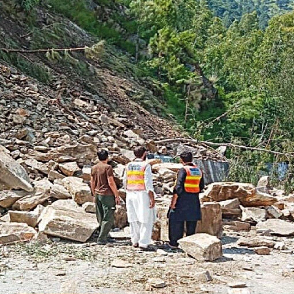 لینڈ سلائیڈنگ کے بعد جھیل سیف الملوک روڈ سیاحوں کے لیے بند