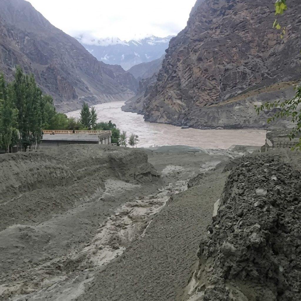 شاہراہِ بلتستان پر سیلاب سے متاثرہ پل کی بحالی کا کام جاری