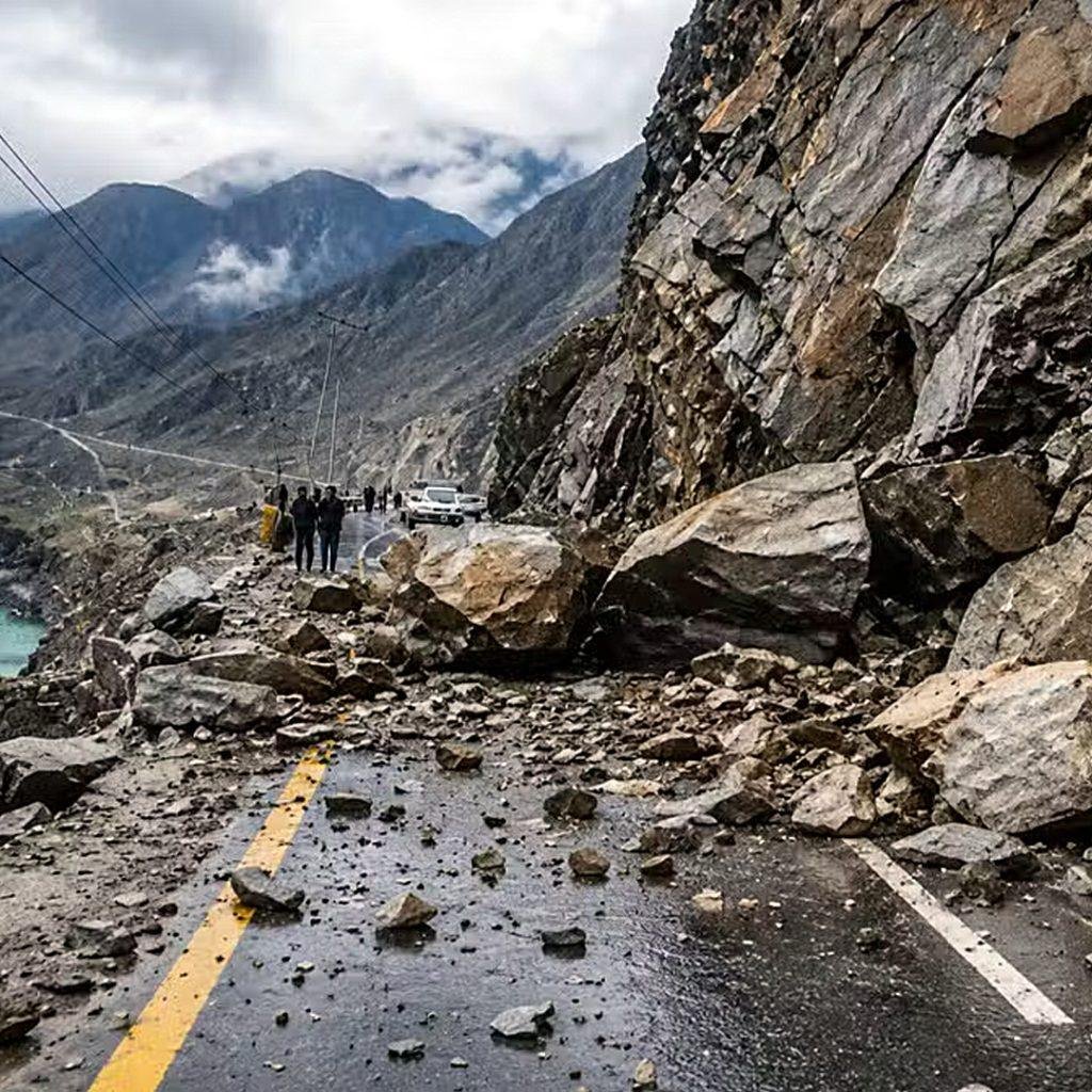 لینڈ سلائیڈ کے باعث قراقرم ہائی وے بند، سیاح پھنس گئے