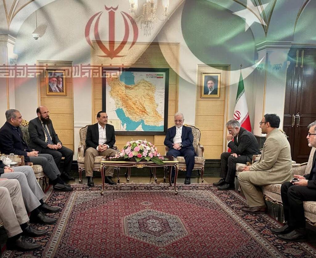فیلڈ مارشل سید عاصم منیر اور وفاقی وزیر داخلہ محسن نقوی کی ایرانی وزیر داخلہ اسکندر مومنی سے اہم ملاقات