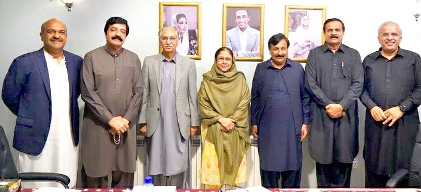 پیپلز پارٹی کی مرکزی رھنما فریال تالپور سے زرداری ہاس میں ملاقات کے موقع پر سیکرٹری جنرل نیئر حسین بخآری،گورنر پنجاب سردار سلیم حیدر،مرکزی سیکرٹری اطلاعات ندیم افضل چن،جنرل سیکرٹری پاکستان پیپلز پارٹی وسطی پنجاب سید حسن مرتضی اور ڈویژنل صدر گوجرنوالہ آصف بشیر بھاگٹ کا گروپ فوٹو۔