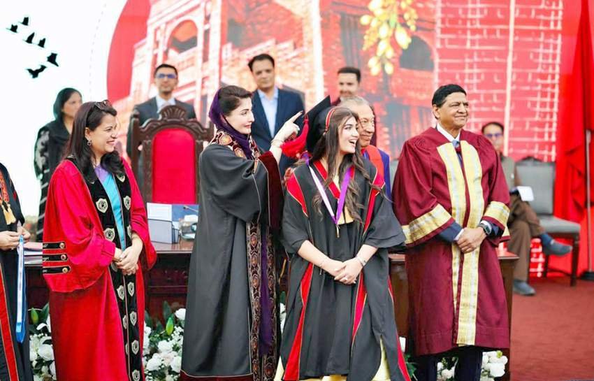 وزیراعلیٰ پنجاب مریم نوازشریف کنیئرڈ کالج کے 89 ویں کانووکیشن میں طالبہ کو گولڈ میڈل دینے کے بعد والدین کو دیکھ کر خوشی کا اظہار کر رہی ہیں۔