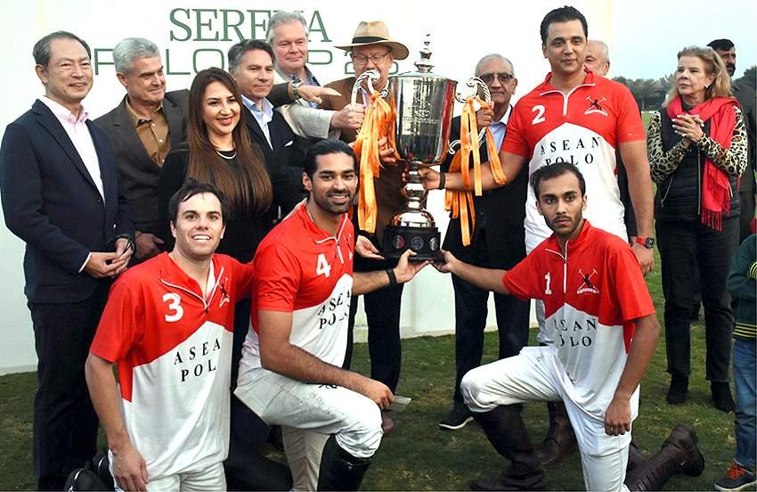 پاکستان میں پولینڈ کے سفیر پیسارسکی’ امریکی سفارتخانے کی ناظم الامور نٹالی اے بیکر’ پاکستان میں پرتگال کے سفیر پالوڈ و منگوز اور پاکستان میں جاپان کے سفیر اکاماتسوئیچی’ اسلام آباد کلب پولو گرائونڈ میں سرینا پولو کپ 2026 ء کے فائنل کے بعد آسیان پولو ٹیم کے کھلاڑیوں کو فاتح ٹرافی پیش کر رہے ہیں۔